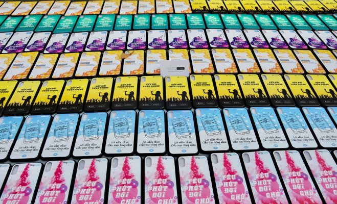 đặt làm ốp điện thoại theo logo công ty